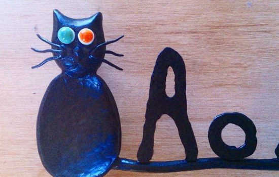 猫とネズミのアイアン表札の猫のアップ