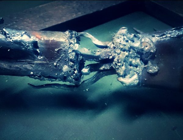 アイアンオブジェ製作風景溶けた鉄の写真