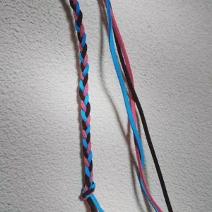 青色とピンクと黒色の紐の三つ編み
