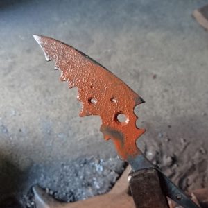 焼刃土のついたナイフ