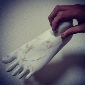 バルサ材で作った足にサフを塗ってペーパーを当てたところ